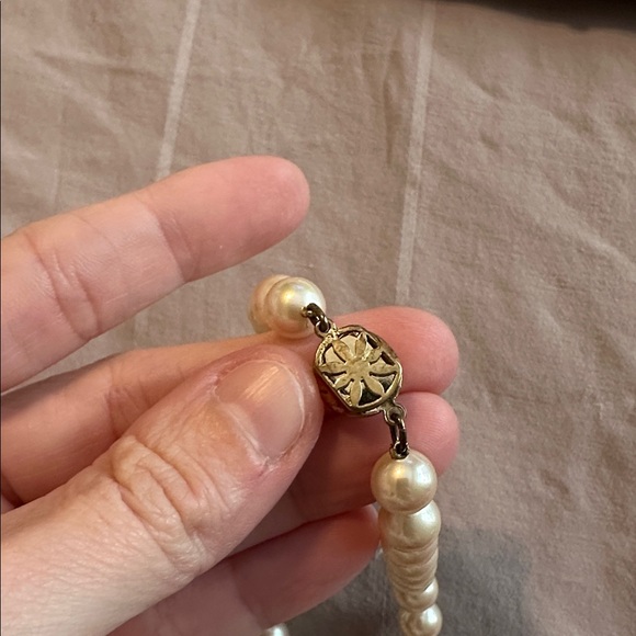 VINTAGE MAJORICA PEARL NECKLACE with gold/pearl CLASP and has BOX - Picture 4 of 6